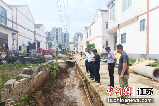 杨东村道路沟渠硬化疏通现场。杨东村 供图 杨东村道路沟渠硬化疏通现场。杨东村 供图