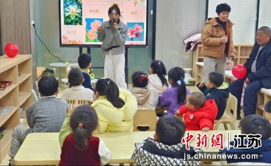 “向日葵亲子小屋”开展亲子互动活动。潘黄街道 供图 “向日葵亲子小屋”开展亲子互动活动。潘黄街道 供图