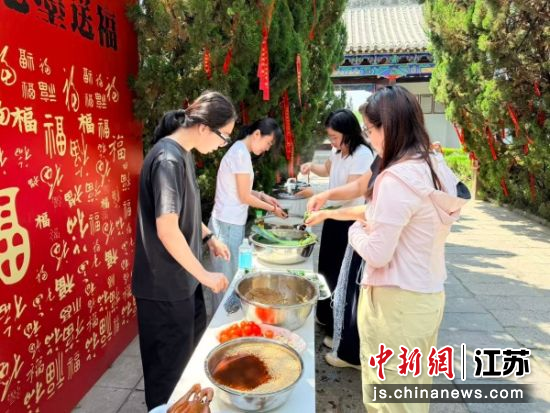 包粽子。邵璐璐 摄 包粽子。邵璐璐 摄