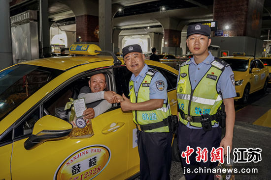 “安警官”团队为出租车驾驶员送上端午的平安祝福。李宁 摄 “安警官”团队为出租车驾驶员送上端午的平安祝福。李宁 摄