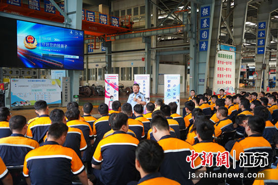 “安警官”团队走进南京地铁小行车辆基地。王雨欣 摄 “安警官”团队走进南京地铁小行车辆基地。王雨欣 摄