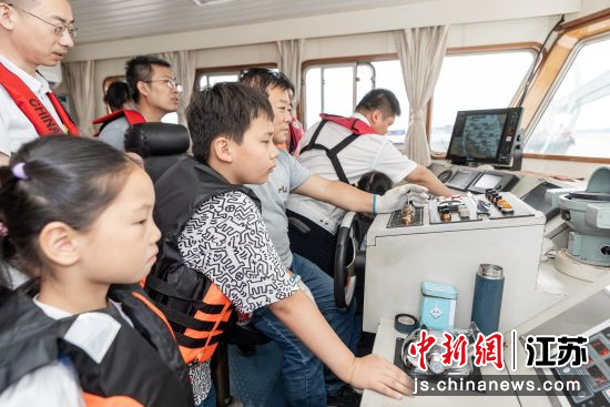 市民了解航运知识。常州海事局 供图 市民了解航运知识。常州海事局 供图