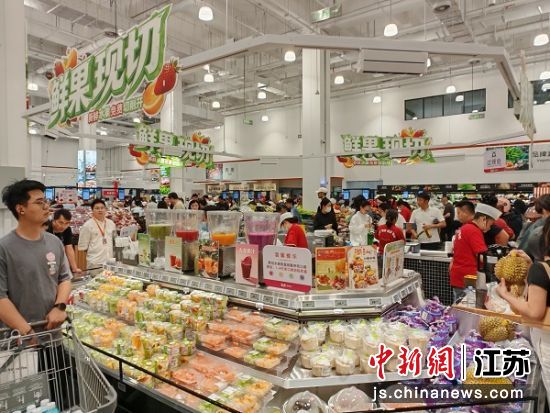消费者在店内购物。谷华 摄 消费者在店内购物。谷华 摄