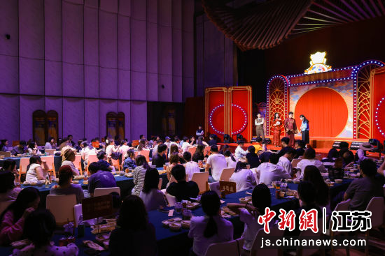 《偷心晚宴》端午再开席,扬州运河大剧院“宴”遇全城。浩宇 摄 《偷心晚宴》端午再开席,扬州运河大剧院“宴”遇全城。浩宇 摄