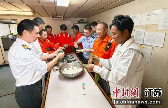 边检民警与外籍船员一起包粽子。彭旭 摄 边检民警与外籍船员一起包粽子。彭旭 摄