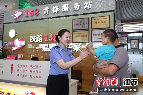 南京南站“158”雷锋服务站工作人员给儿童旅客赠送端午挂件。南京南站 供图 南京南站“158”雷锋服务站工作人员给儿童旅客赠送端午挂件。南京南站 供图