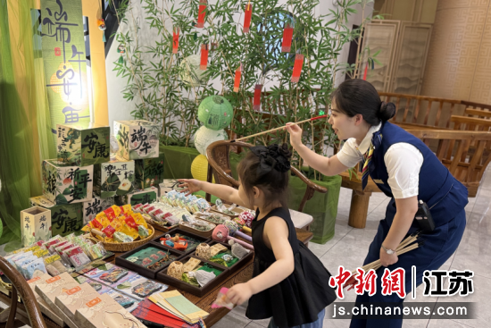 南京南站工作人员与小朋友游戏互动。南京南站 供图 南京南站工作人员与小朋友游戏互动。南京南站 供图