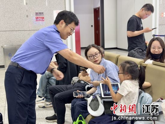 车站工作人员为旅客送上端午祝福。南通西站 供图 车站工作人员为旅客送上端午祝福。南通西站 供图