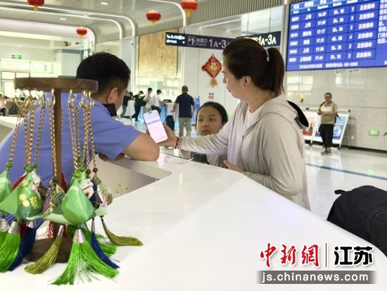 车站工作人员解答旅客问询。南通西站 供图 车站工作人员解答旅客问询。南通西站 供图