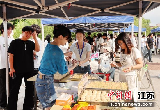 活动融入泰州早茶文化。江苏农牧科技职业学院 供图 活动融入泰州早茶文化。江苏农牧科技职业学院 供图
