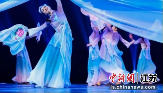 群舞《一针一线》。江苏省文学艺术界联合会 供图 群舞《一针一线》。江苏省文学艺术界联合会 供图