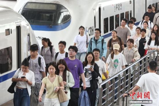 6月21日,旅客们在南京火车站出行。中新网记者 泱波 摄 6月21日,旅客们在南京火车站出行。中新网记者 泱波 摄
