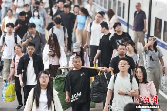 6月21日,旅客们在南京火车站出行。中新网记者 泱波 摄 6月21日,旅客们在南京火车站出行。中新网记者 泱波 摄