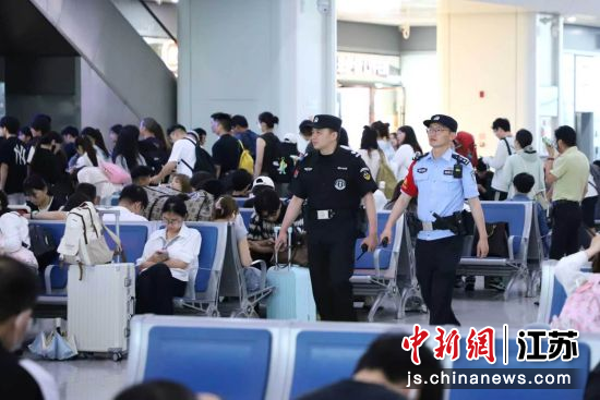 民警在淮安东站候车室内开展巡逻工作。刘涛 摄 民警在淮安东站候车室内开展巡逻工作。刘涛 摄