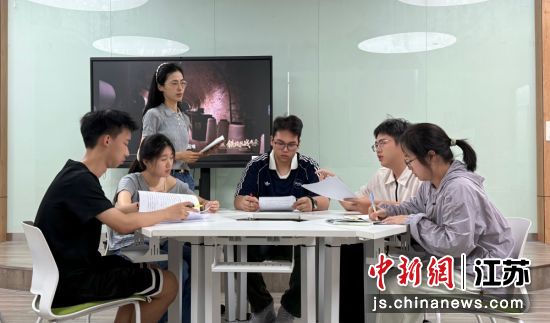 “青匠剧研社”团队剧本研讨现场。无锡职业技术大学 供图 “青匠剧研社”团队剧本研讨现场。无锡职业技术大学 供图