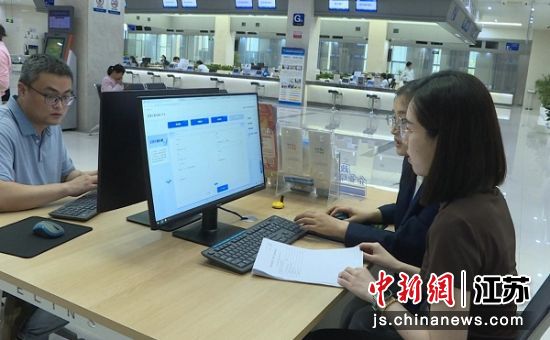 盐都区政务服务中心“智问智办”综合服务平台办事场景。蔡园 摄 盐都区政务服务中心“智问智办”综合服务平台办事场景。蔡园 摄