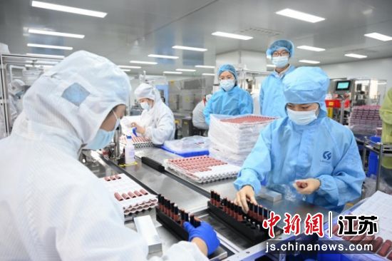 化妆品企业无尘生产车间。赵鹏 摄 化妆品企业无尘生产车间。赵鹏 摄