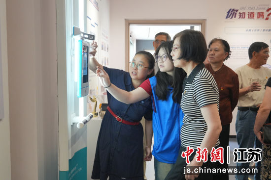志愿者开展精准医学科普与暖心便民服务。南通大学医学院 供图 志愿者开展精准医学科普与暖心便民服务。南通大学医学院 供图