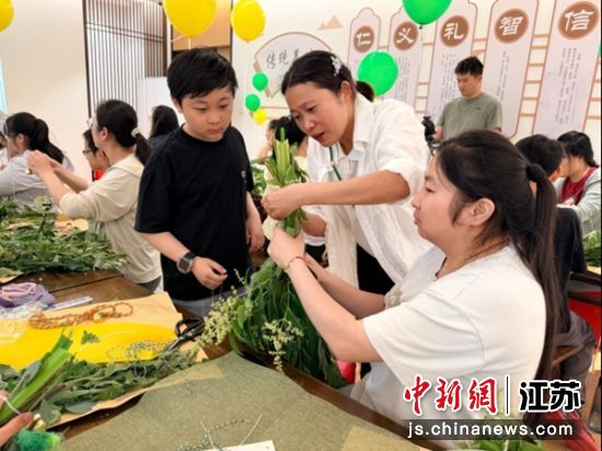 滨海县新时代文明实践中心开展“端午悬青艾 巧手纳安康”活动。滨海县委宣传部 供图 滨海县新时代文明实践中心开展“端午悬青艾 巧手纳安康”活动。滨海县委宣传部 供图