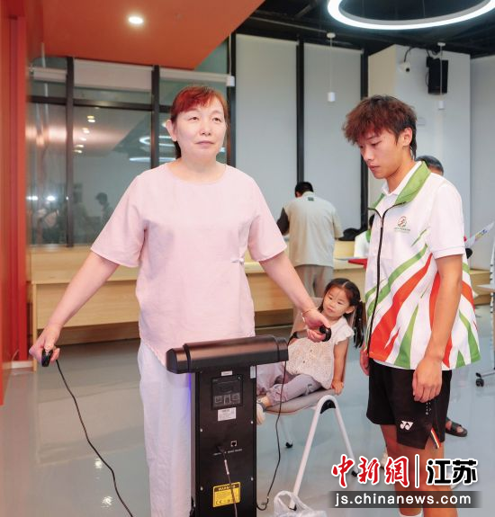 江苏理工学院体育专业学生指导居民进行体测。唐娟 摄 江苏理工学院体育专业学生指导居民进行体测。唐娟 摄