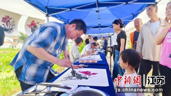 “莲翰惠民——村镇荷塘书画公益笔会”在齐庙村趣荷园举行。张玉龙 摄 “莲翰惠民——村镇荷塘书画公益笔会”在齐庙村趣荷园举行。张玉龙 摄