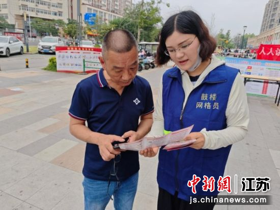 网格员对居民开展宣传。丰财街道 供图 网格员对居民开展宣传。丰财街道 供图