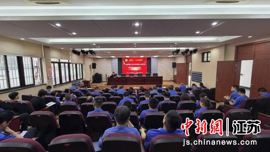 金坛区总工会“蓝海课堂”送课到车间。金坛区总工会 供图 金坛区总工会“蓝海课堂”送课到车间。金坛区总工会 供图