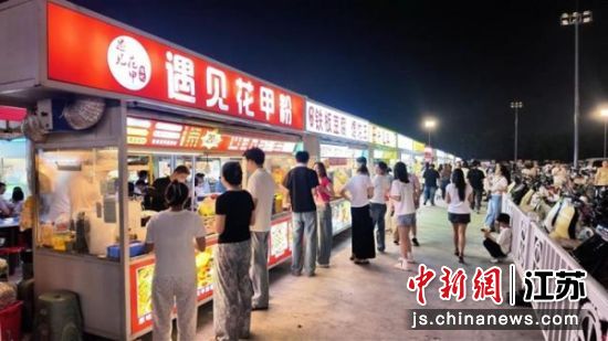 盐都区神州路网红夜市成为市民夜间休闲的新打卡地。杨斐 摄 盐都区神州路网红夜市成为市民夜间休闲的新打卡地。杨斐 摄