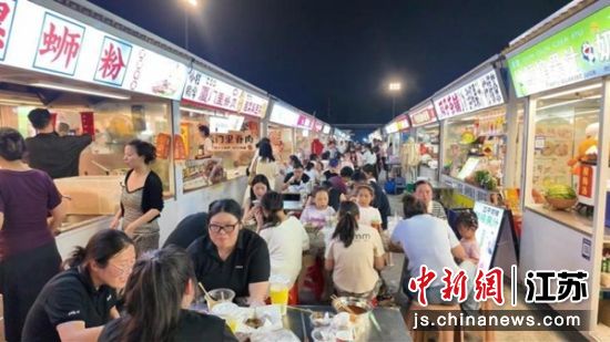 市民们趁着夜晚闲暇,结伴到夜市品尝美食。杨斐 摄 市民们趁着夜晚闲暇,结伴到夜市品尝美食。杨斐 摄