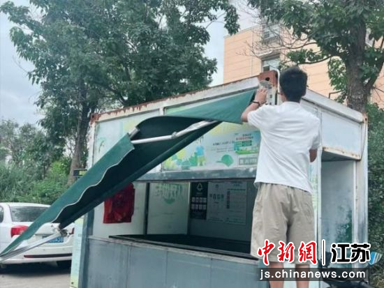 工作人员对存在安全隐患的垃圾分类收集亭进行整改。徐州市鼓楼区城市管理局 供图 工作人员对存在安全隐患的垃圾分类收集亭进行整改。徐州市鼓楼区城市管理局 供图