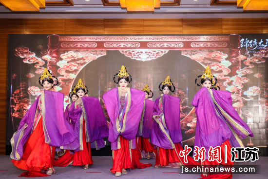 推介会文艺展演精彩纷呈,全椒非遗《手狮舞》、主题舞蹈《锦绣太平》唯美上演。全椒县文化和旅游局 供图 推介会文艺展演精彩纷呈,全椒非遗《手狮舞》、主题舞蹈《锦绣太平》唯美上演。全椒县文化和旅游局 供图