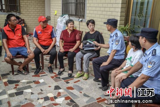 民警与志愿者、网格员一同走访。盐城市公安局 供图 民警与志愿者、网格员一同走访。盐城市公安局 供图