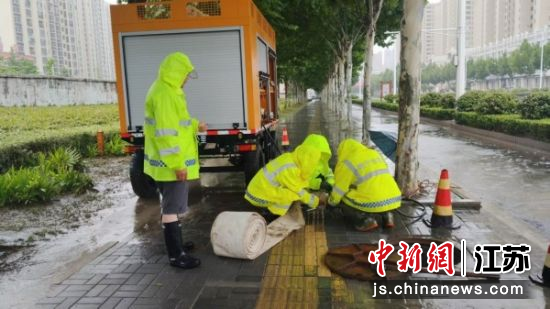 睢宁县水务局提前在城区低洼路段设置排涝车,预防路段积水发生。冯威 摄 睢宁县水务局提前在城区低洼路段设置排涝车,预防路段积水发生。冯威 摄