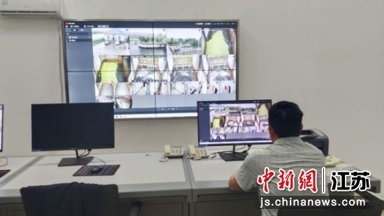 梁庙枢纽闸站工作人员24小时值班值守,做好防洪排涝工作。冯威 摄 梁庙枢纽闸站工作人员24小时值班值守,做好防洪排涝工作。冯威 摄