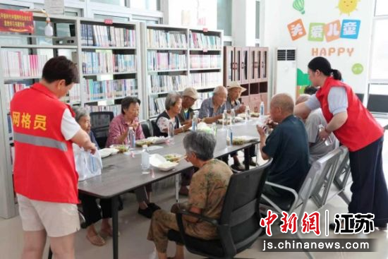 魏集镇张庄村为老人准备午饭。冯威 摄 魏集镇张庄村为老人准备午饭。冯威 摄