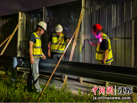 施工人员加固围挡设施。林喜妮 摄 施工人员加固围挡设施。林喜妮 摄