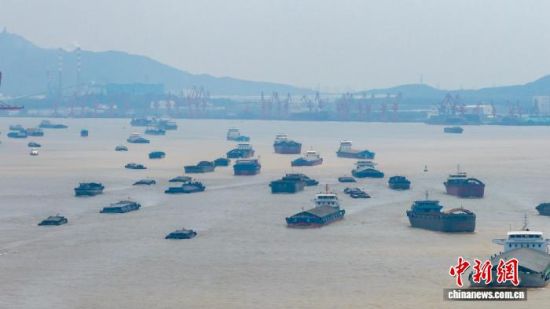 7月14日,长江江苏段全线解除船舶交通管制,下游重点水域迎来船流高峰。 于云涛 摄 7月14日,长江江苏段全线解除船舶交通管制,下游重点水域迎来船流高峰。 于云涛 摄
