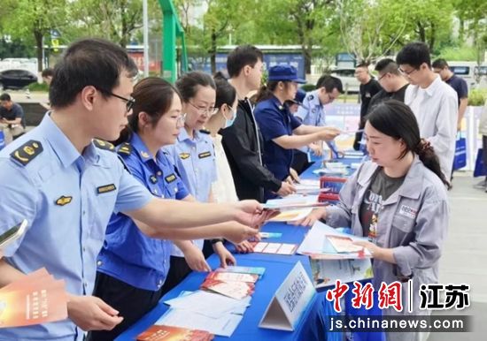 开展安全生产宣传。盐城经开区党政办 供图 开展安全生产宣传。盐城经开区党政办 供图