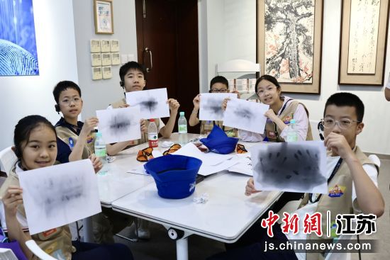 孩子们在南京中华指纹博物馆体验“指纹显影”。南京文博集团有限责任公司 供图 孩子们在南京中华指纹博物馆体验“指纹显影”。南京文博集团有限责任公司 供图