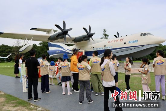 孩子们在南京航空航天大学参观。南京文博集团有限责任公司 供图 孩子们在南京航空航天大学参观。南京文博集团有限责任公司 供图