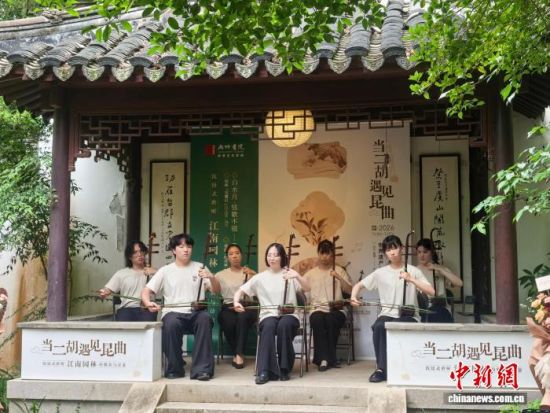 “白水月·弦歌不辍音乐会”7月16日下午在常熟市虞山公园挹秀园举行。常慕城 摄 “白水月·弦歌不辍音乐会”7月16日下午在常熟市虞山公园挹秀园举行。常慕城 摄