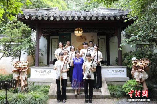 台湾高雄演奏家彭苙榳(中)与学生合影。受访者供图 台湾高雄演奏家彭苙榳(中)与学生合影。受访者供图