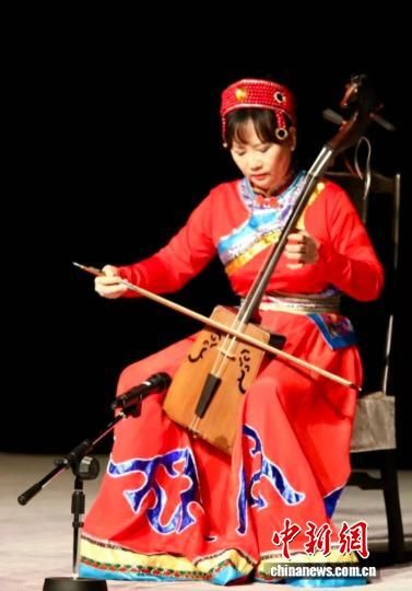 台湾高雄演奏家彭苙榳演奏马头琴。受访者供图 台湾高雄演奏家彭苙榳演奏马头琴。受访者供图