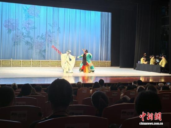 “当二胡遇见昆曲——第七届中华文脉营”营员们在苏州中国昆曲剧院中欣赏昆曲折子戏。 中新网记者 钟升 摄 “当二胡遇见昆曲——第七届中华文脉营”营员们在苏州中国昆曲剧院中欣赏昆曲折子戏。 中新网记者 钟升 摄
