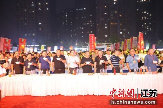 伏羊汤开喝仪式。彭祖伏羊节组委会 供图 伏羊汤开喝仪式。彭祖伏羊节组委会 供图