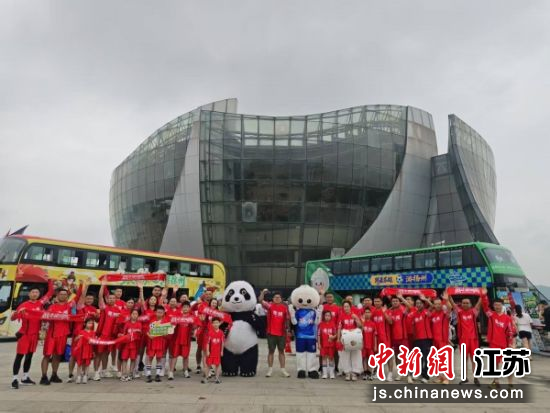 扬州文旅联合徐州文旅在徐州开展“双城记”“苏超”主题快闪推广活动。朱梓 摄 扬州文旅联合徐州文旅在徐州开展“双城记”“苏超”主题快闪推广活动。朱梓 摄