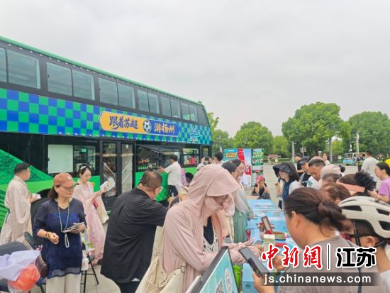 双城主题宣传大巴流动巡游。朱梓 摄 双城主题宣传大巴流动巡游。朱梓 摄