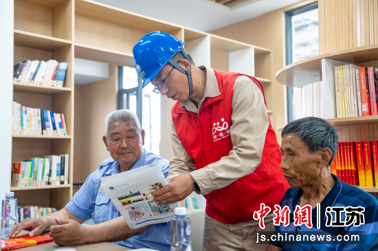 国家电网江苏电力(鹤谐号)电暖流共产党员服务队队员杨学洲走进盐城市射阳县海通镇团塘村零碳空间,向老年居民群体讲解用电安全事项。国网盐城供电公司 供图 国家电网江苏电力(鹤谐号)电暖流共产党员服务队队员杨学洲走进盐城市射阳县海通镇团塘村零碳空间,向老年居民群体讲解用电安全事项。国网盐城供电公司 供图