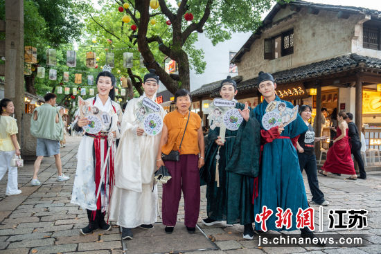 景区NPC与游客互动。无锡惠山古镇 供图 景区NPC与游客互动。无锡惠山古镇 供图