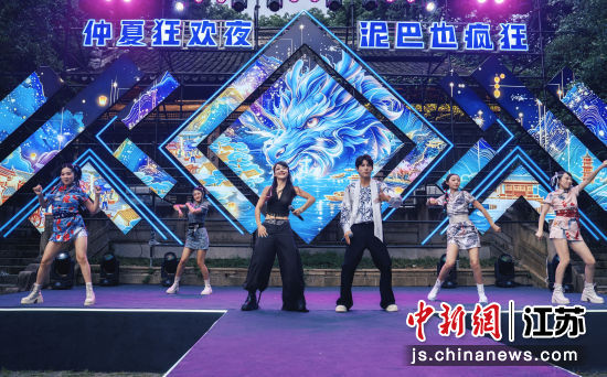 “泥巴也疯狂”主题秀现场。无锡惠山古镇 供图 “泥巴也疯狂”主题秀现场。无锡惠山古镇 供图